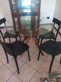 Tavolo in cristallo rotondo con sedie