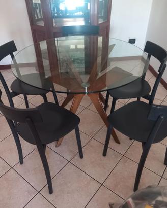 Tavolo in cristallo rotondo con sedie