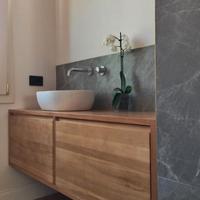 Arredo bagno sospeso in legno massello di design