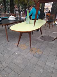 tavolo ovale design anni 50