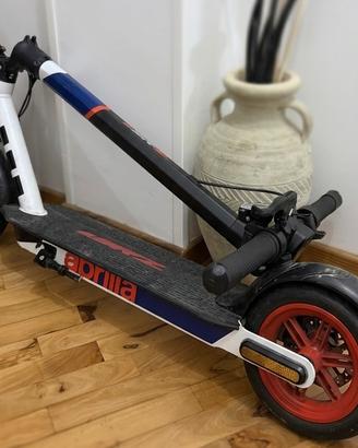 Monopattino elettrico Aprilia eSR2