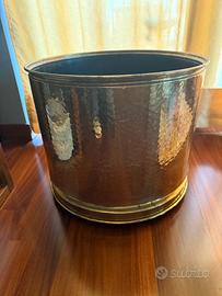 Porta vaso rotondo in ottone con rotelle