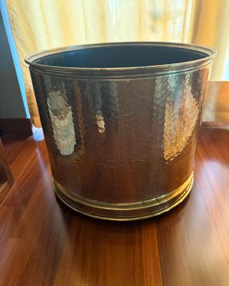 Porta vaso rotondo in ottone con rotelle