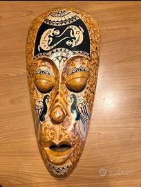 Maschera in legno indonesiana