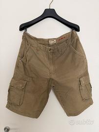 Pantaloni corti con tasche laterali
