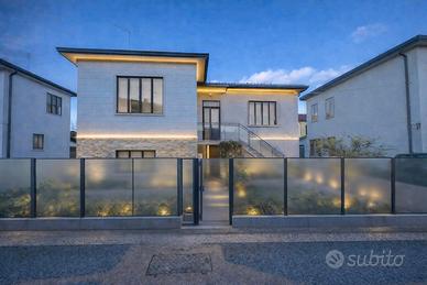 Casa singola su 2 piani con ampio giardino