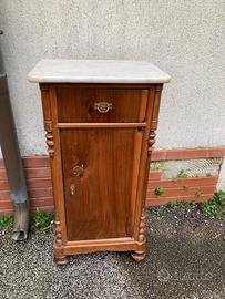 Comodino con piano in marmo