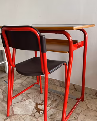 Banco scuola con sedia vintage.