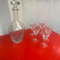 Bottiglia e bicchieri vintage