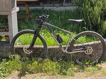 bicicletta  Mountain bike cannondale 