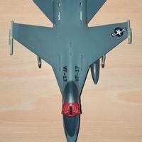 Modellino di aereo da caccia F-16 Fighting Falcon