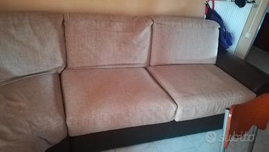 divano in pelle con accessori 