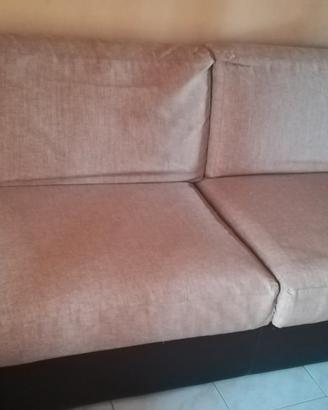 divano in pelle con accessori 