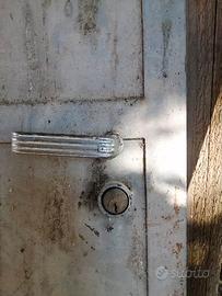 Porta in ferro con infisso e serratura