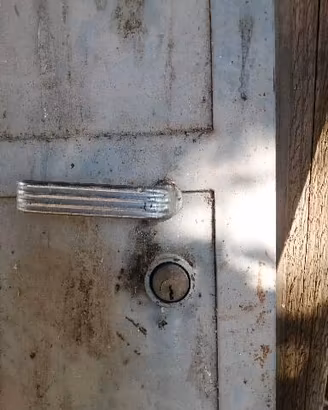 Porta in ferro con infisso e serratura