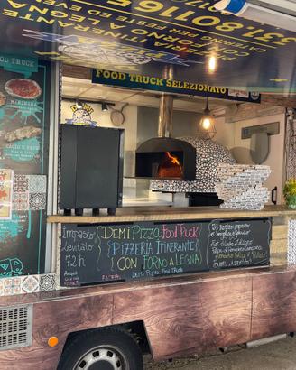 Food Truck Pizzeria Volkswagen-Forno a Legna