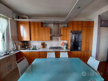 Cucina Componibile in legno con elettrodomestici