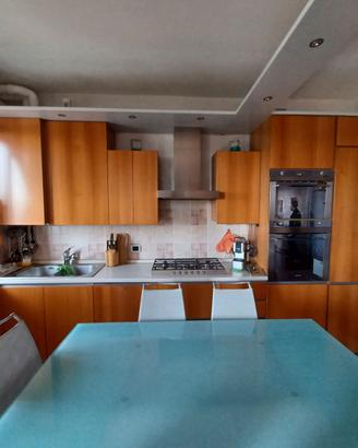 Cucina Componibile in legno con elettrodomestici