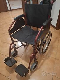 Sedia a rotelle pieghevole classica in acciaio