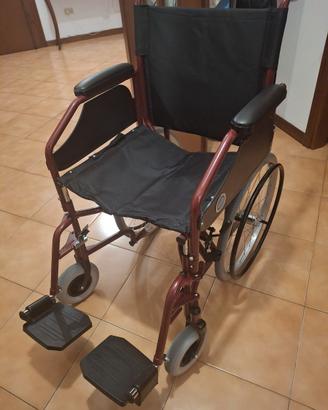 Sedia a rotelle pieghevole classica in acciaio