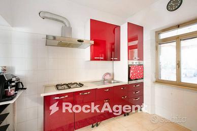 PORZIONE DI VILLINO CON AMPIO GIARDINO