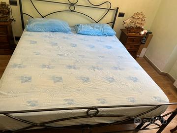 Letto in ferro,comodine i in legno massello