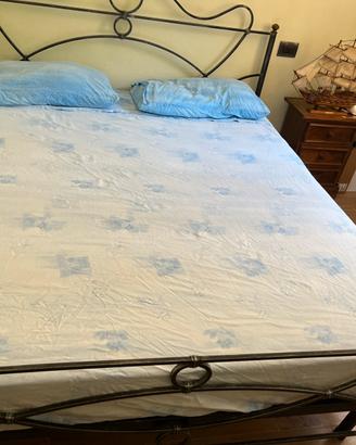 Letto in ferro,comodine i in legno massello