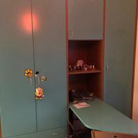 Armadio con penisola e piccola libreria