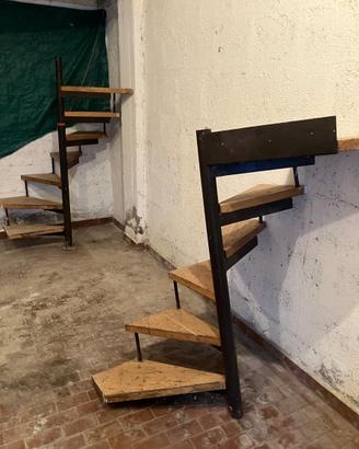 Scala a chiocciola  in ferro e legno massello