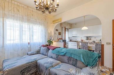 Appartamento di 256 m² con più di 5 locali e box a