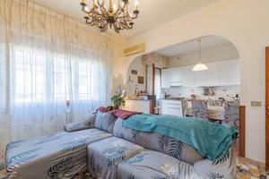 Appartamento di 256 m² con più di 5 locali e box a