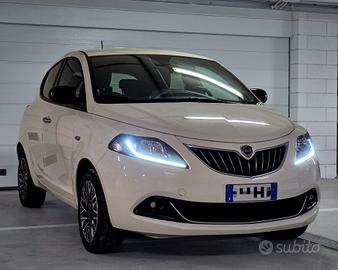Lancia Ypsilon  Hybrid  PLATINO  ( top di gamma)