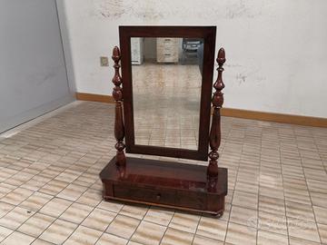 Elegante specchiera vintage da comò