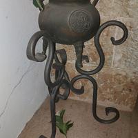 Portavasi in ferro battuto + vaso con fiori finta