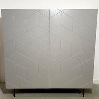 Mobile  4 ripiani in legno e ante laccate grigie