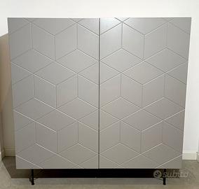 Mobile  4 ripiani in legno e ante laccate grigie