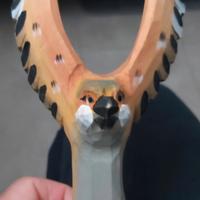 Fionda in legno intagliata forma di uccello.