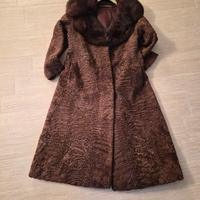 Pelliccia in astrakan e collo in pelliccia