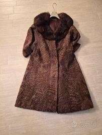 Pelliccia in astrakan e collo in pelliccia