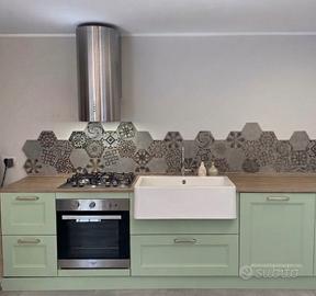 Cucina con elettrodomestici
