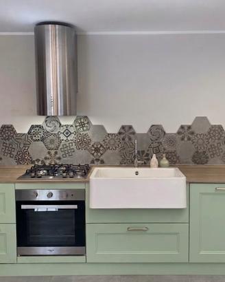 Cucina con elettrodomestici