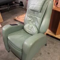 Poltrona in pelle massaggiante con rotelle