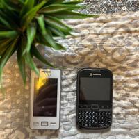 Lotto 2 cellulari Samsung e Wodafone, nero, bianco