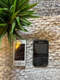 Lotto 2 cellulari Samsung e Wodafone, nero, bianco