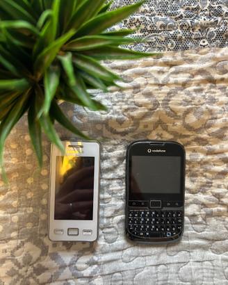 Lotto 2 cellulari Samsung e Wodafone, nero, bianco