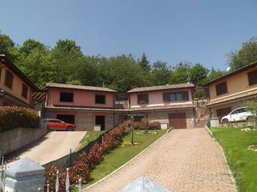 Villa di 150 m² con 5 locali e box auto a Valsamog