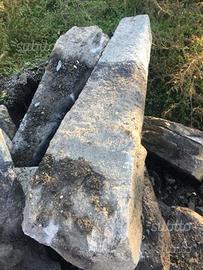 Paracarri in pietra antichi