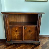 Mobiletto con ruote a due ante