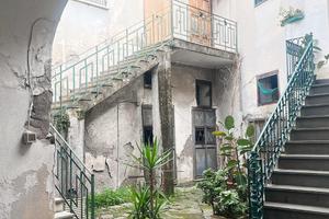 Ampia soluzione semi indipendente al centro