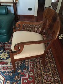 Sedia imbottita con braccioli